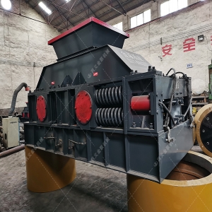 大型對輥破碎機發貨圖片_發往新疆_石英石制沙