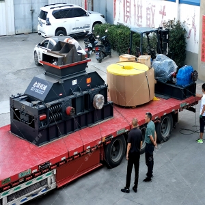 時(shí)產(chǎn)100多噸大型對輥破碎機(jī)發(fā)往湖北河卵石制砂