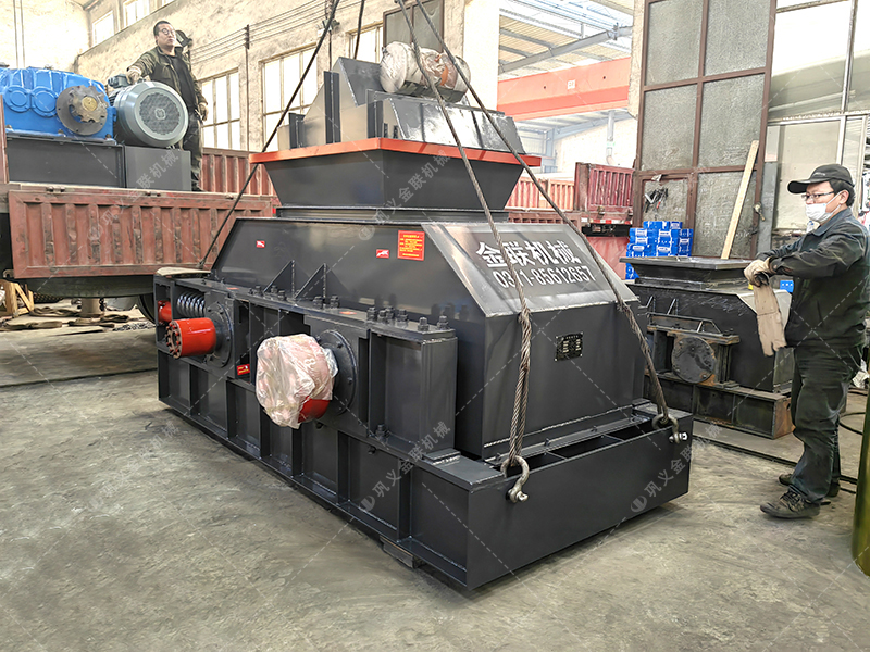 2PGY1200x800半自動液壓對輥破碎機發(fā)貨圖片