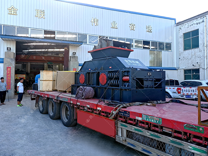 大型彈簧式對(duì)輥制砂機(jī)設(shè)備發(fā)貨圖片