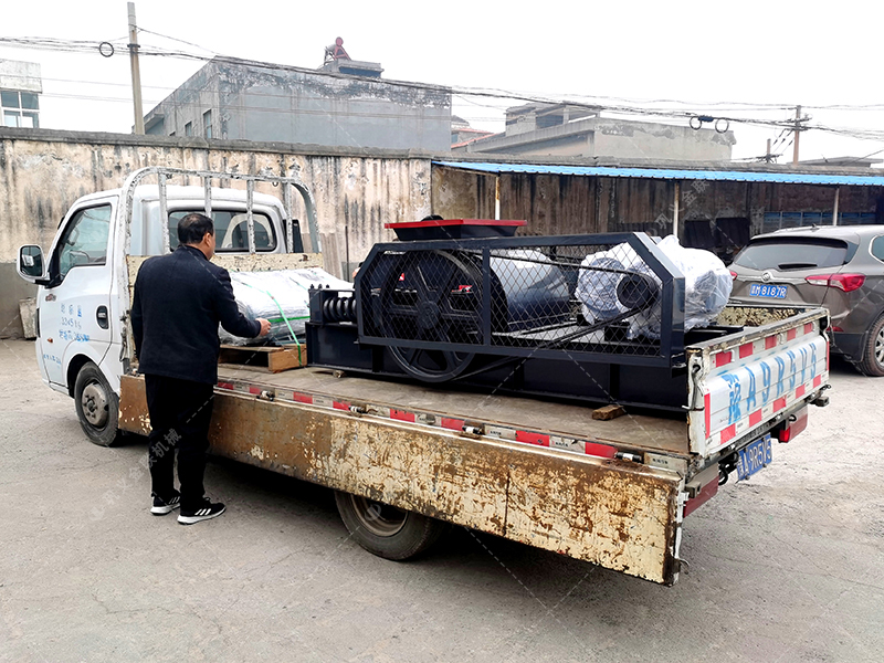 2PG610X400對輥破碎機發貨圖片_發往湖北十堰_破碎鵝卵石